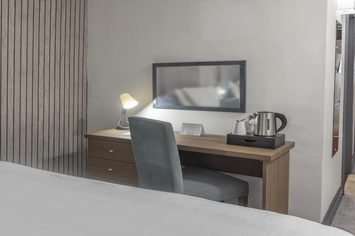 Escritorio, tabla de planchar con plancha, wifi gratis y ropa de cama