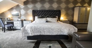 Suite, 1 Katil Kelamin (Double), Non Smoking, Jetted Tub | Meja, seterika/papan seterika, Wi-fi percuma, cadar katil 