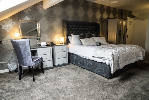 Suite, 1 Double Bed, Non Smoking, Jetted Tub | Desk, iron/ironing board, free WiFi, bed sheets