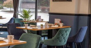 Sarapan, makan tengah hari dan makan malam dihidangkan 