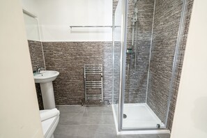 Deluxe tweepersoonskamer, en-suite badkamer (Huntingdon ) | Badkamer