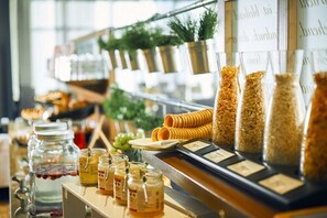 朝食 (ビュッフェ)、毎日提供 (1 名様 16 EUR)