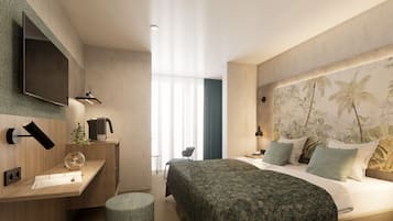 Una habitación de hotel moderna con cama, escritorio, televisor montado en la pared y un ventanal con cortinas translúcidas.