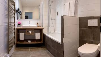 Un baño moderno con ducha, inodoro y lavabo.