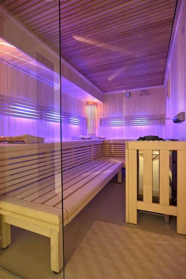 Couples treatment room(s), sauna