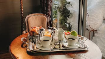 Ropa de cama de alta calidad, camas con pillow-top y minibar