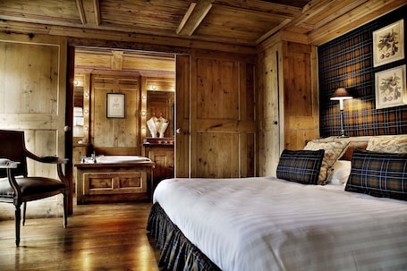 Premium bedding, pillowtop beds, minibar, in-room safe