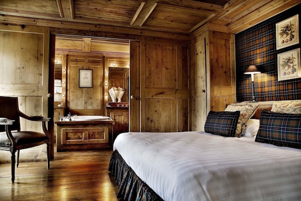 Literie de qualité, lit avec matelas à plateau-coussin, minibar