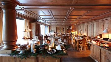 Daily continental breakfast (EUR 35 per person)