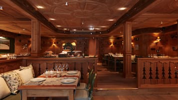 Se sirven comidas, cenas y cocina francesa