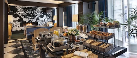 Desayuno buffet (EUR 25 por persona)