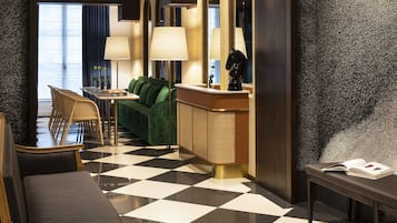 Lobby lounge