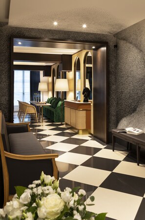 Lobby lounge