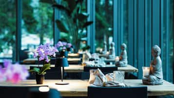 2 restauranter, frokost, lunsj og middag serveres, internasjonale retter