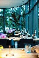 2 restaurants, breakfast, lunch, dinner served; international cuisine