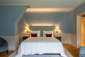 A bedroom with a large bed, two bedside tables, and a nightstand. - Cresta Palace (Celerina-Schlarigna)
