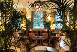 2 restaurants, breakfast, lunch, dinner served; international cuisine