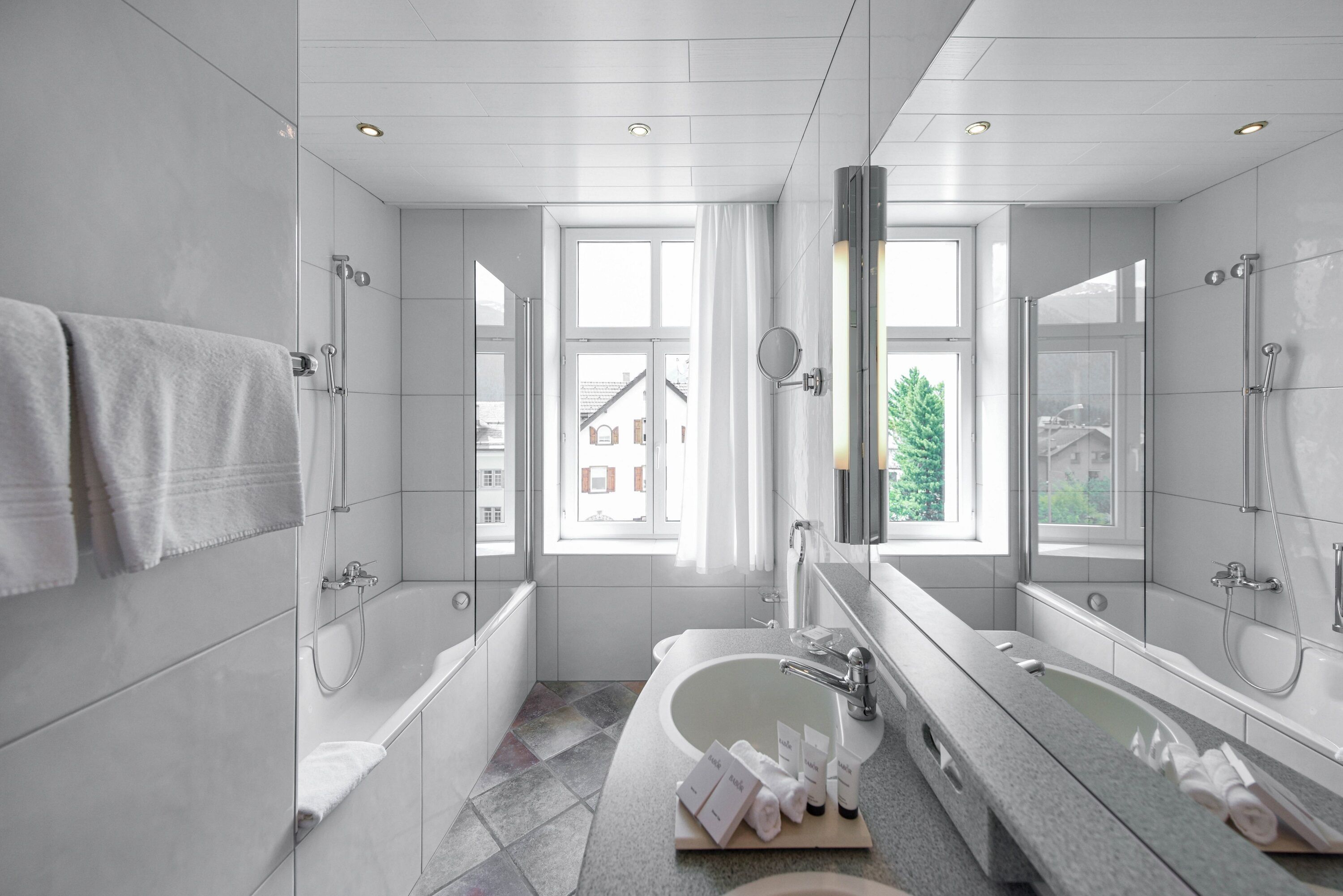 junior suite classic | bathroom | combined shower/bathtub, deep-soaking bathtub, free toiletries