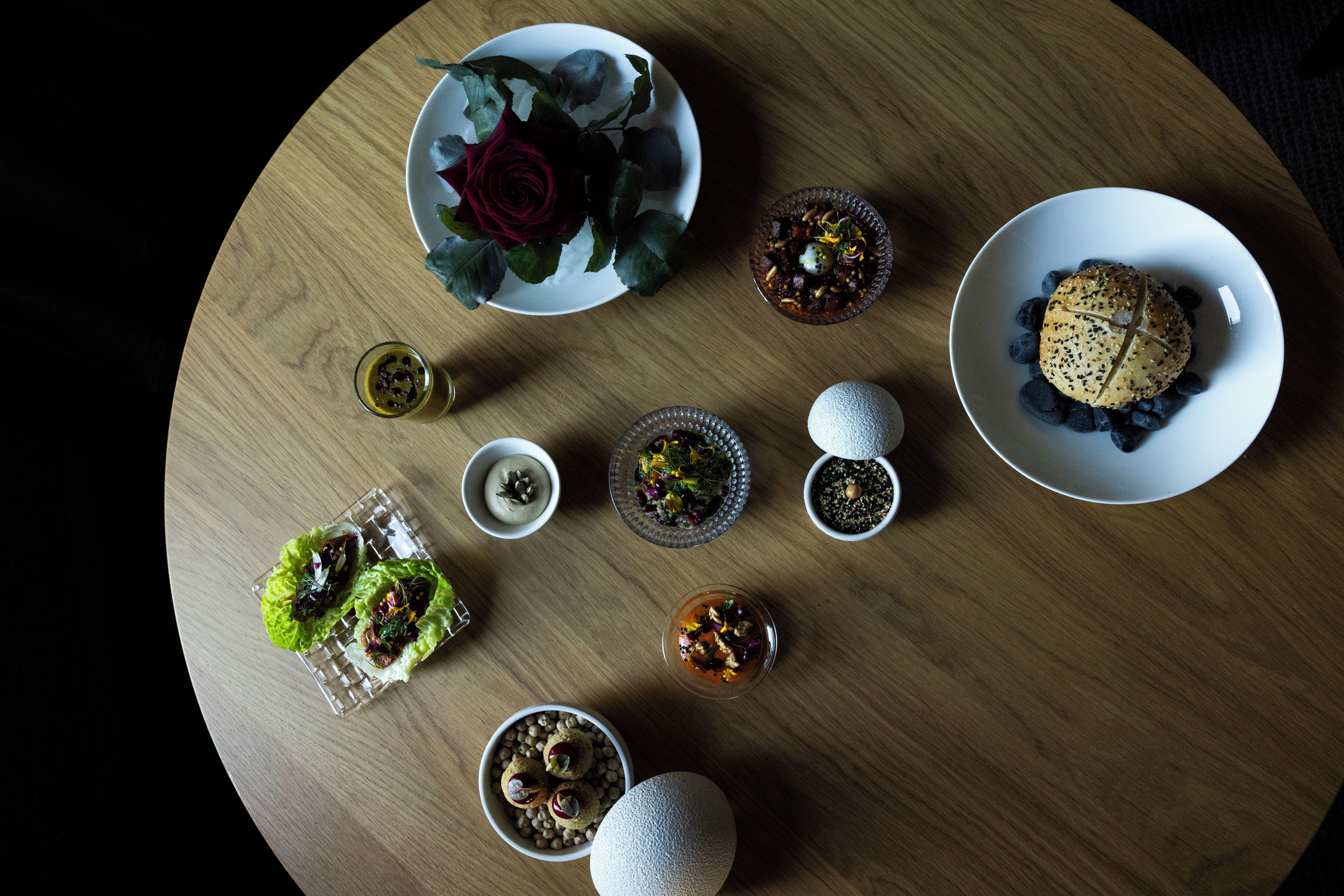 Une variété d’aliments disposés sur une table en bois.