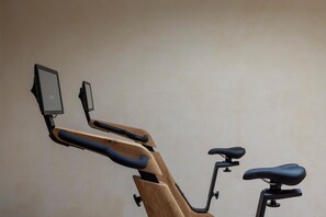 Una bicicleta estática con pantalla incorporada y asiento.
