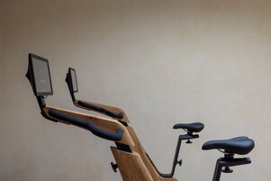 Una bicicleta estática con pantalla incorporada y asiento.