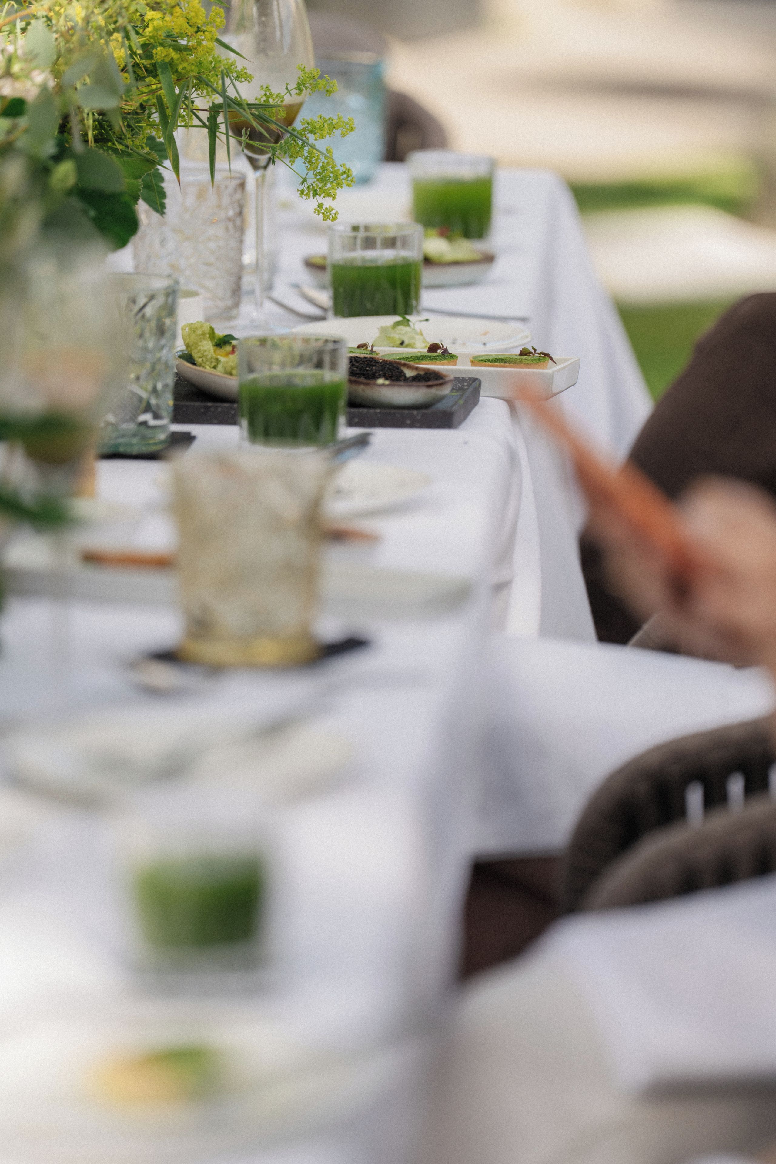 Una mesa dispuesta con diversos platos y bebidas, indicando un comedor.