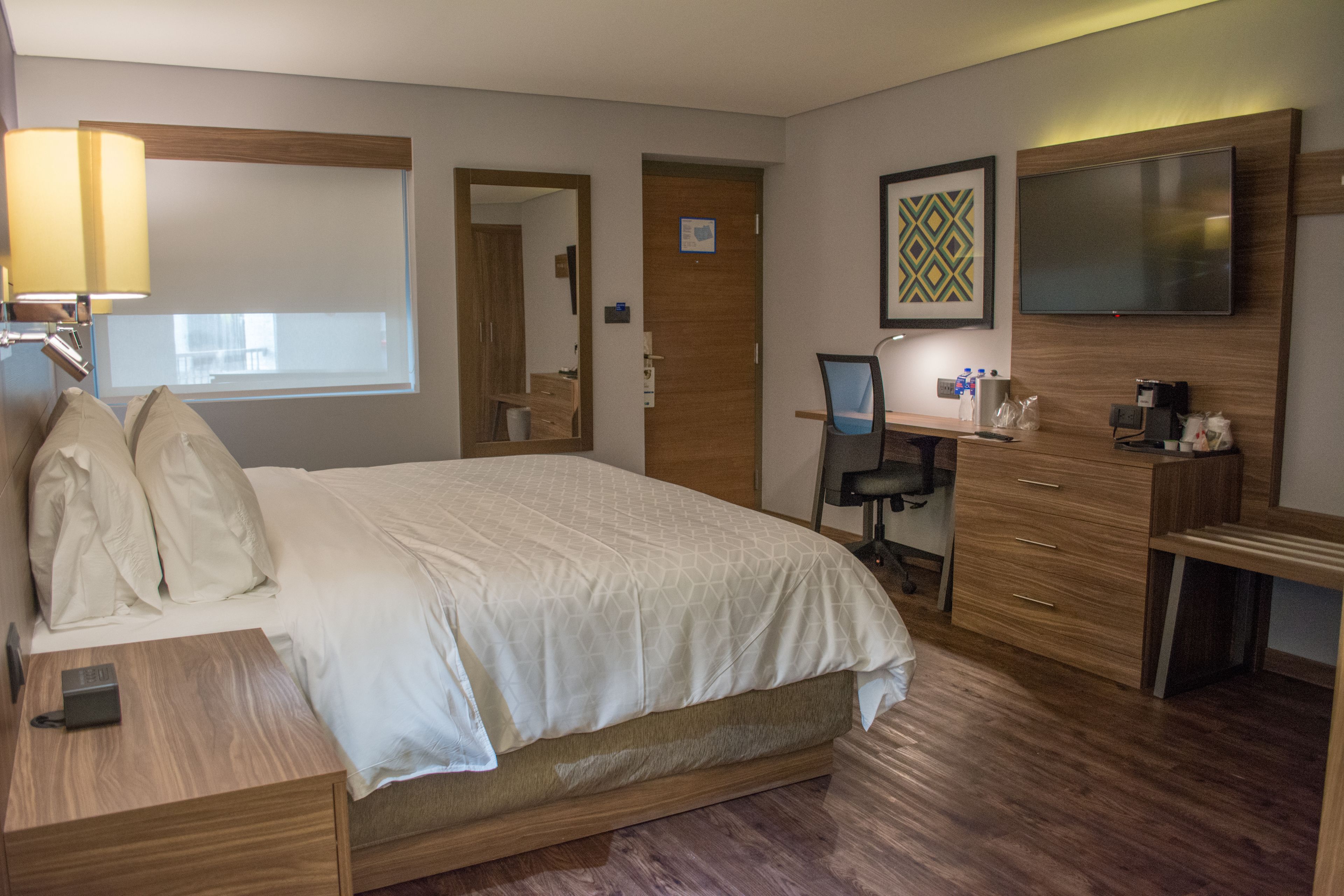 standard room, 1 king bed | in-room safe, desk, iron/ironing board, free wifi