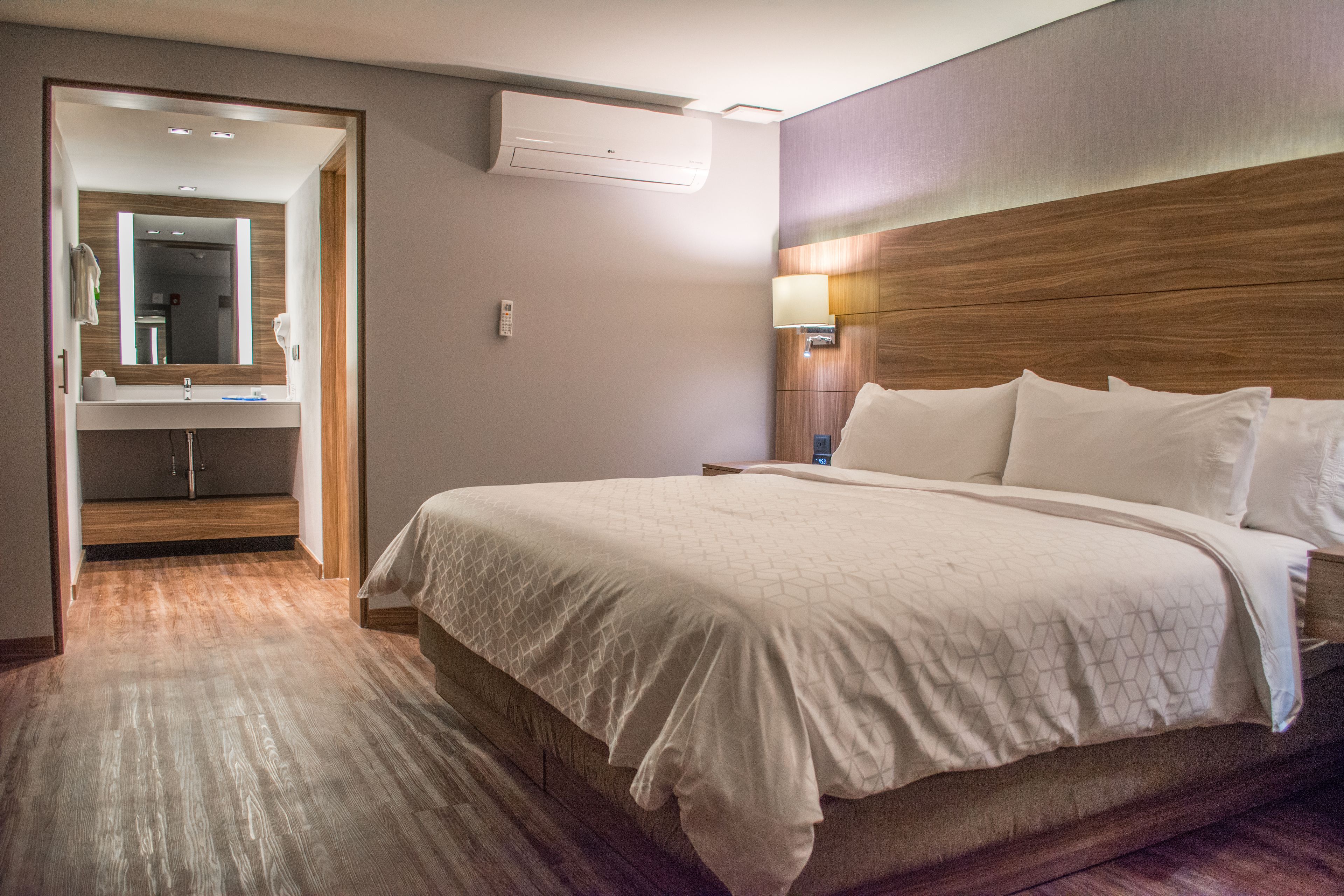 standard room, 1 king bed | in-room safe, desk, iron/ironing board, free wifi