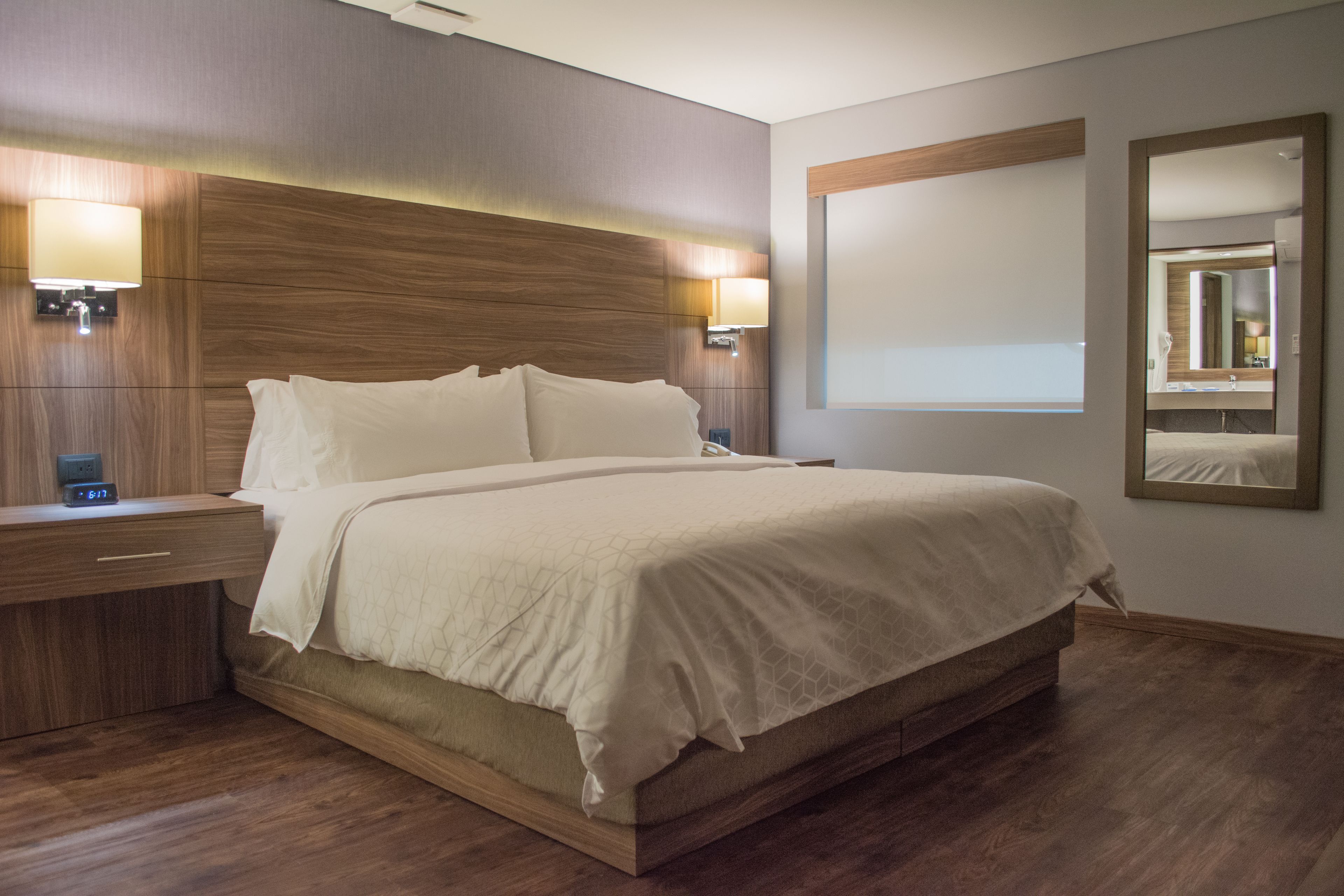 standard room, 1 king bed | in-room safe, desk, iron/ironing board, free wifi