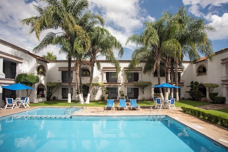 Outdoor pool. Holiday Inn Express - Morelia by IHG