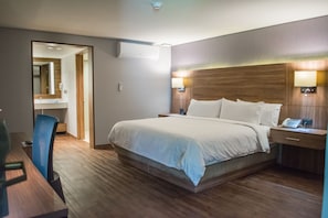 In-room safe, desk, iron/ironing board, free WiFi - Holiday Inn Express - Morelia by IHG (Morelia)