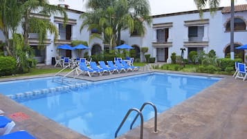 Una piscina al aire libre