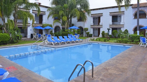 Una piscina al aire libre