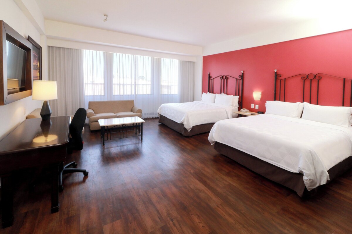 Suite, 2 camas Queen size (Juarez Ave View) | Ropa de cama de alta calidad y caja de seguridad en la habitación 