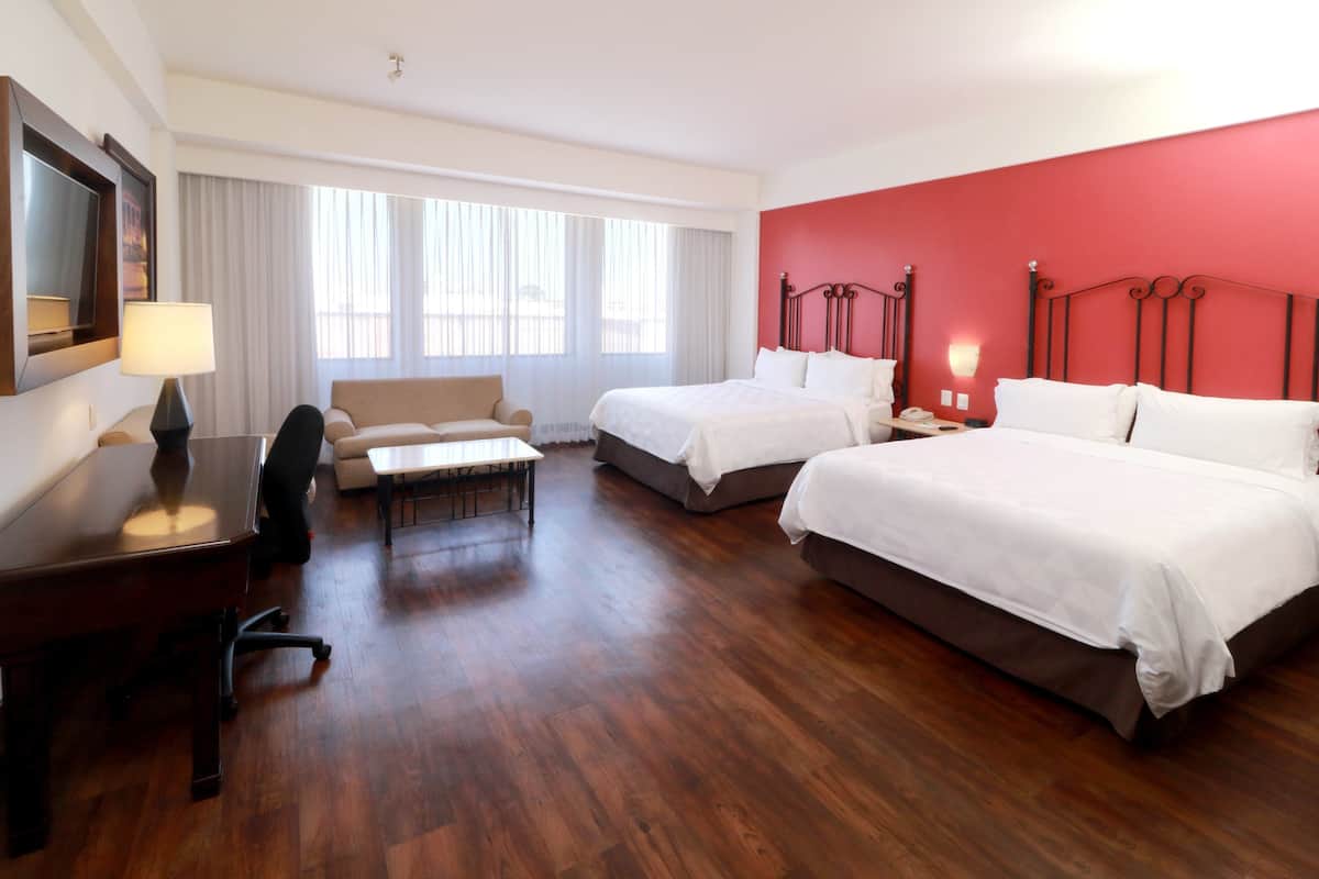 Suite, 2 Queen-Betten (Juarez Ave View) | Hochwertige Bettwaren, Zimmersafe, Schreibtisch