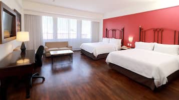 Phòng Suite, 2 giường cỡ queen (Juarez Ave View) | 1 phòng ngủ, bộ đồ giường cao cấp, két bảo mật tại phòng, bàn