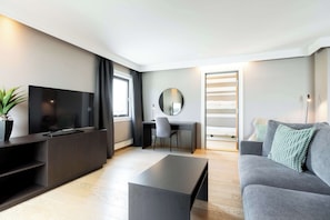Room (Master) | Premium bedding, pillowtop beds, desk, soundproofing