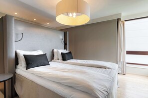 Suite Junior, 1 très grand lit et 1 canapé-lit | Literie de qualité, lit avec matelas à plateau-coussin, bureau