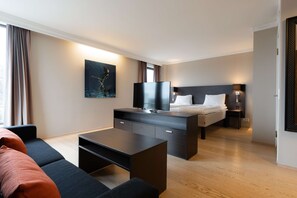 家庭房 | 高档床上用品、加厚床垫、办公桌、隔音