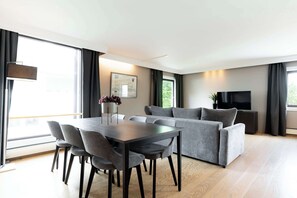 Chambre (Master) | Literie de qualité, lit avec matelas à plateau-coussin, bureau
