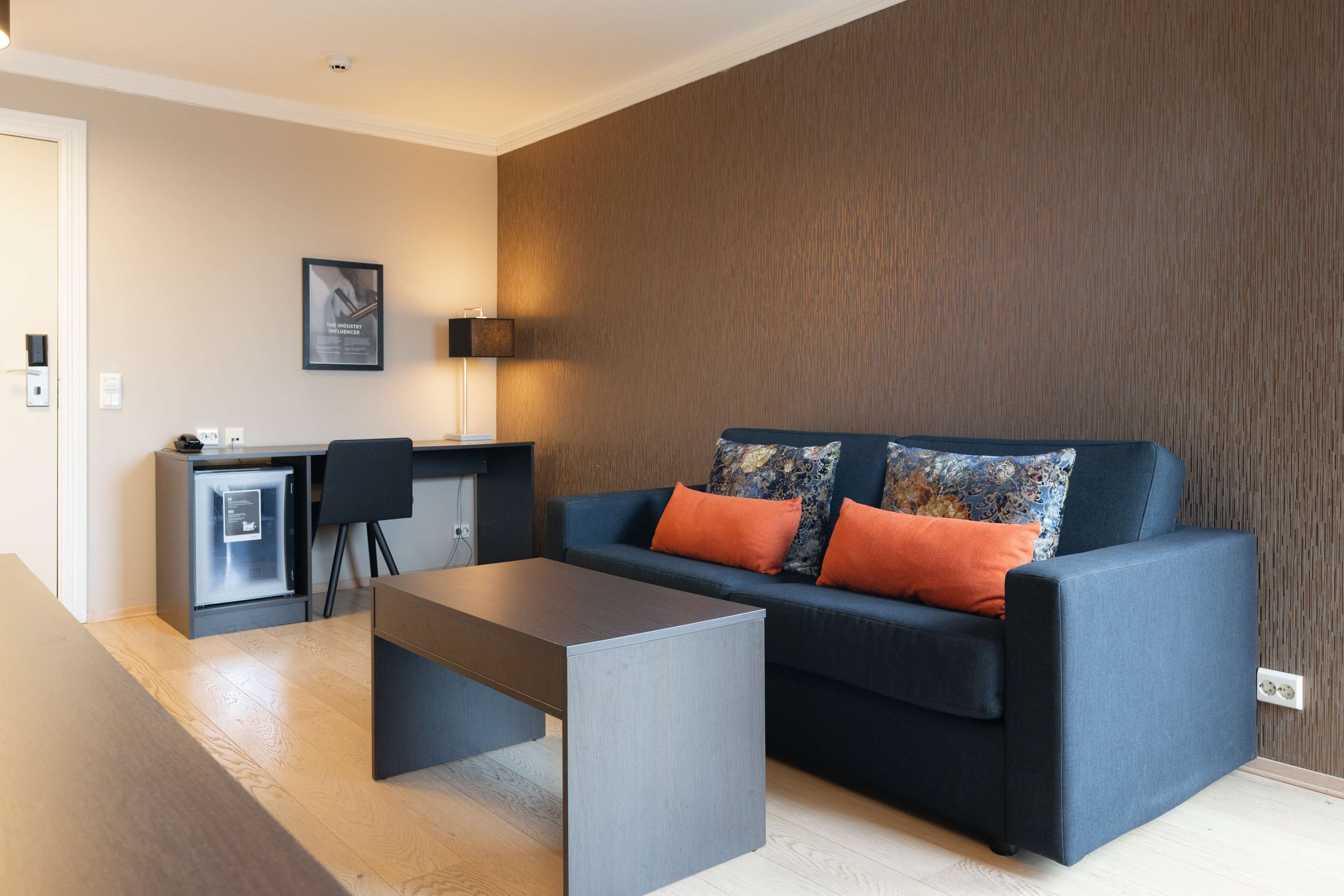 family room | 1 bedroom, premium bedding, pillow-top beds, desk