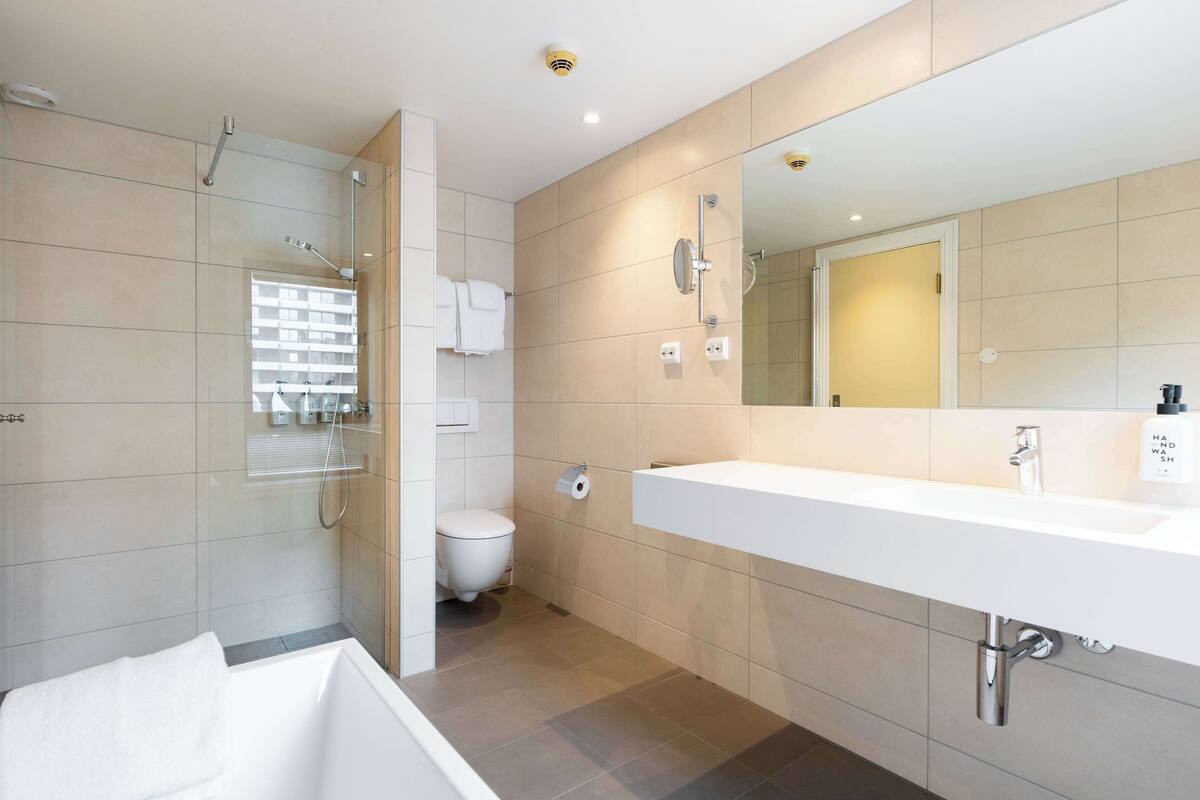 room (master) | bathroom | shower, hair dryer, towels