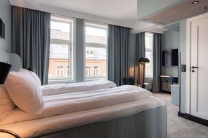 Escritorio, wifi gratis y ropa de cama 