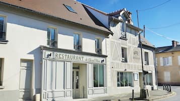 Café da manhã, almoço e jantar; culinária francesa
