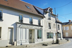 Se sirven desayunos, almuerzos y cenas; cocina francesa
