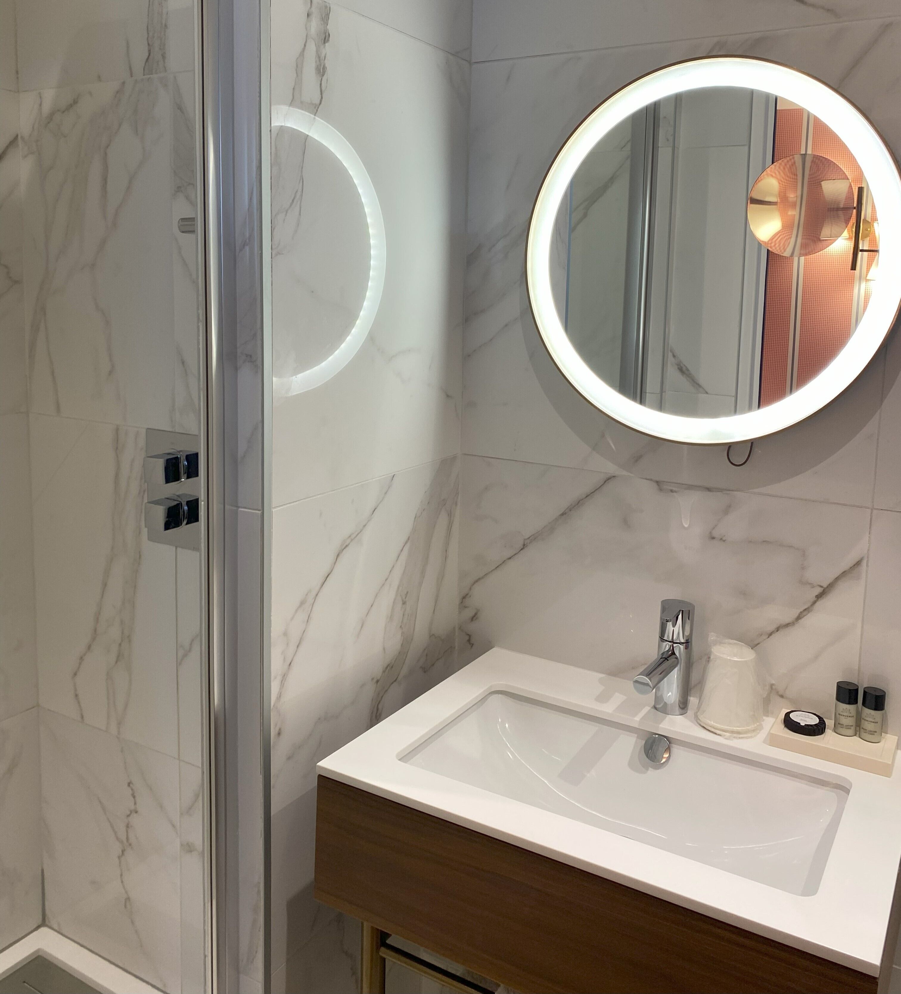 single room | bathroom | free toiletries, hair dryer, towels