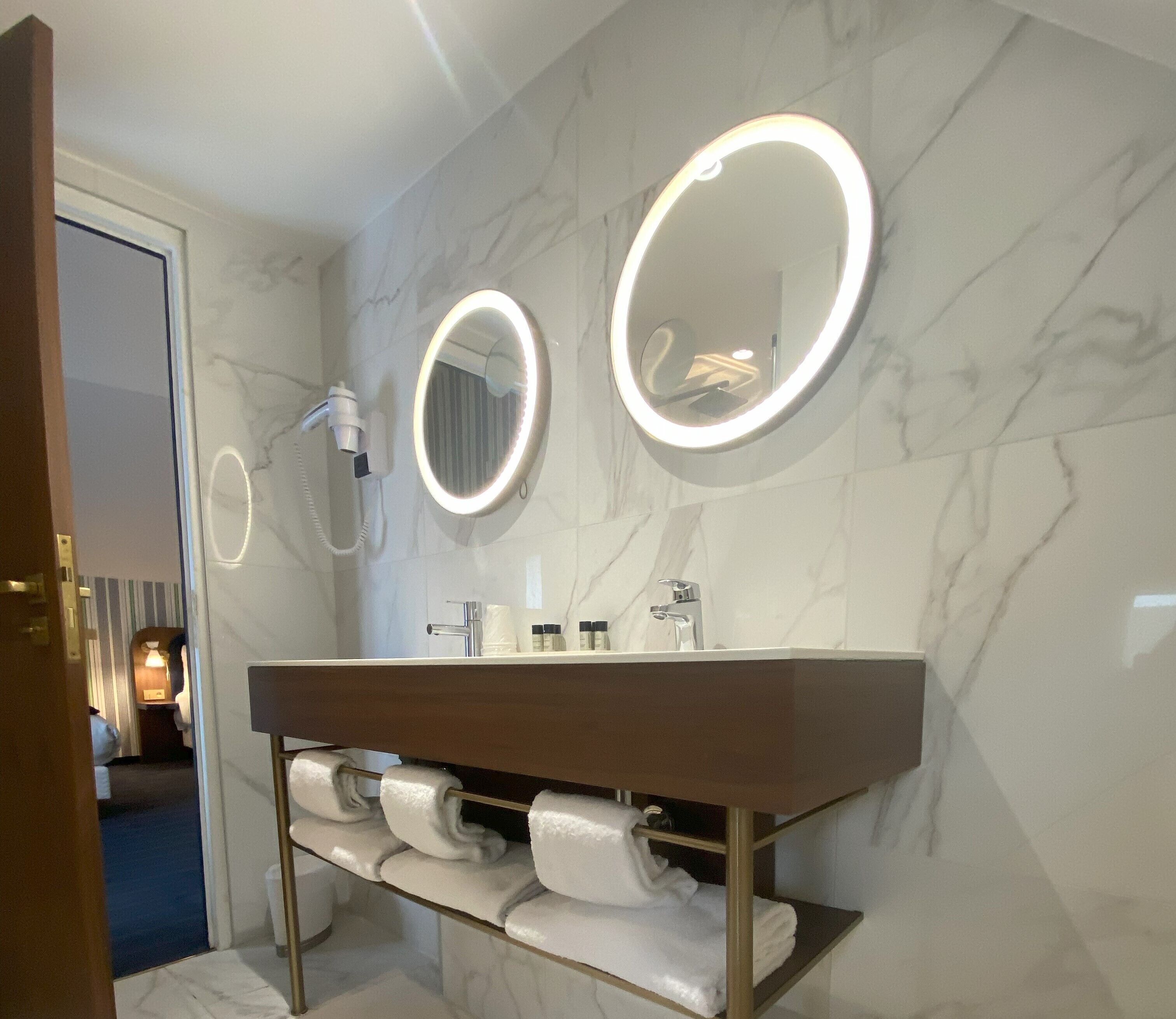 family room (5 persons) | bathroom | free toiletries, hair dryer, towels