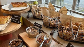 Café da manhã continental todos os dias (EUR 16 por pessoa)