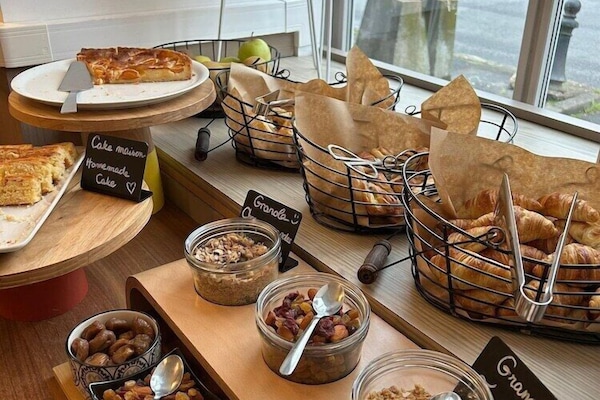 Sarapan ala kontinental setiap hari (EUR 16 per orang)