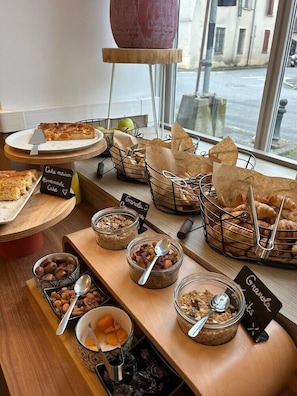 Tägliches kontinentales Frühstück (16 EUR pro Person)